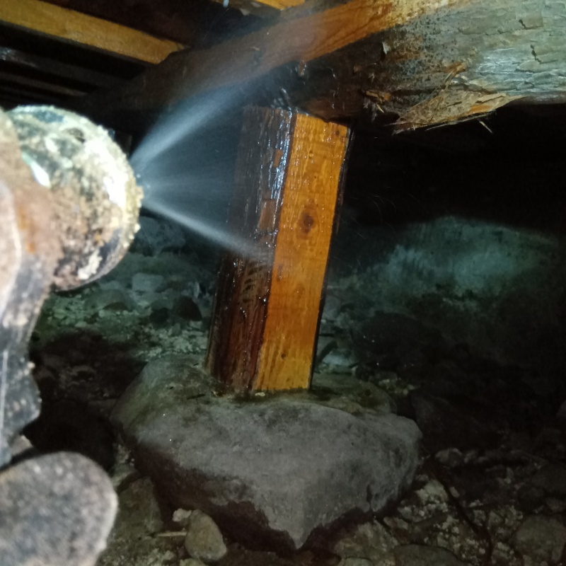 床下の木材にシロアリ駆除剤を散布