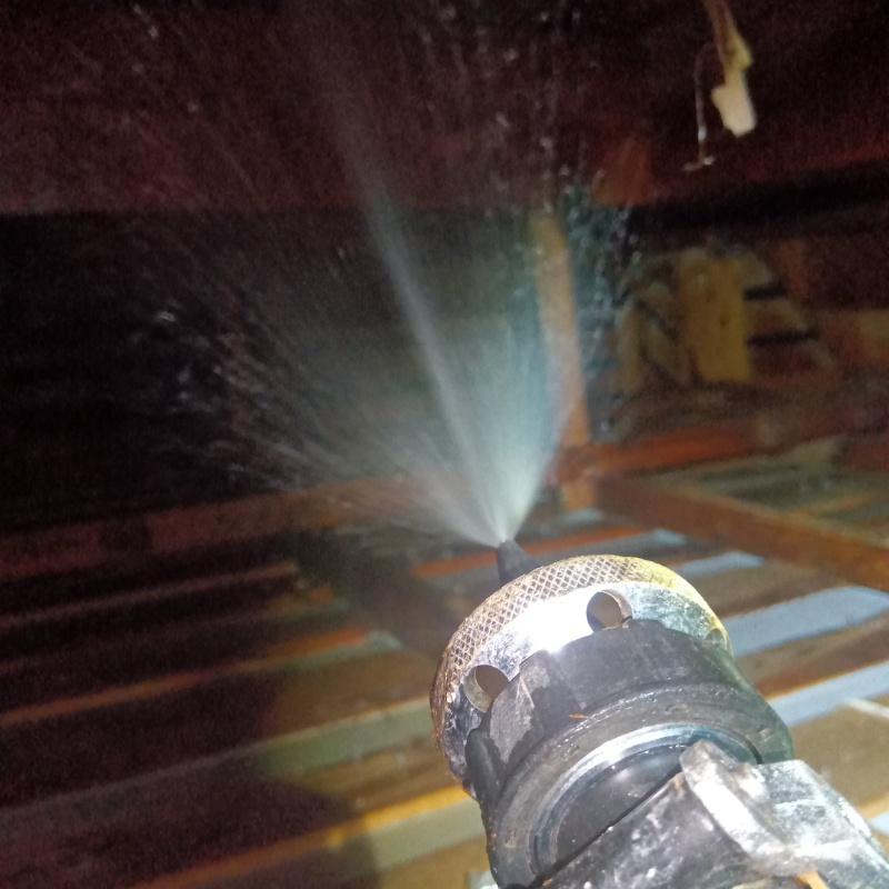 屋根裏にシロアリ駆除剤を散布