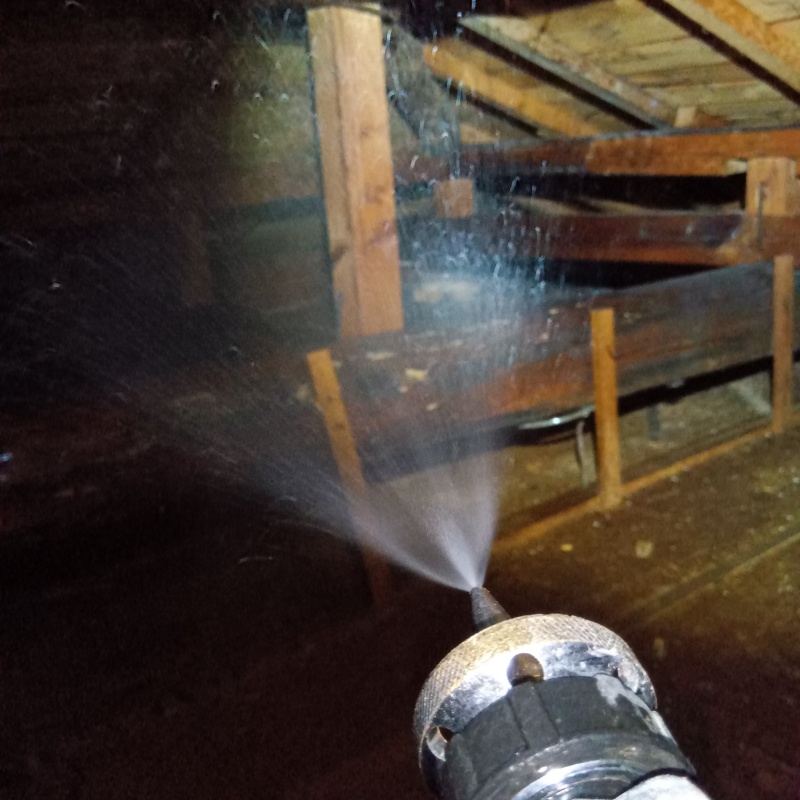 床下の木材にシロアリ駆除剤を散布