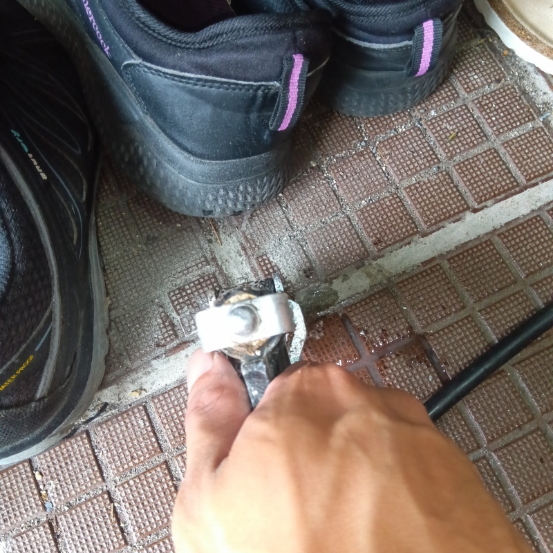 床にシロアリ駆除剤を注入