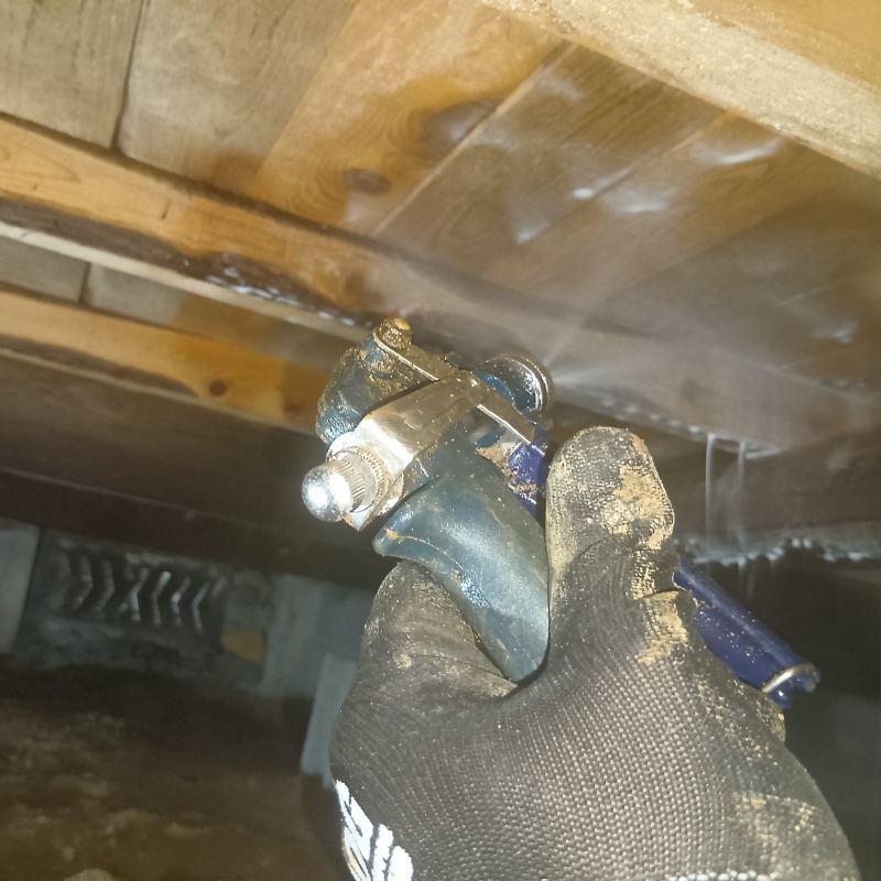 床下の木材にシロアリ駆除剤を散布