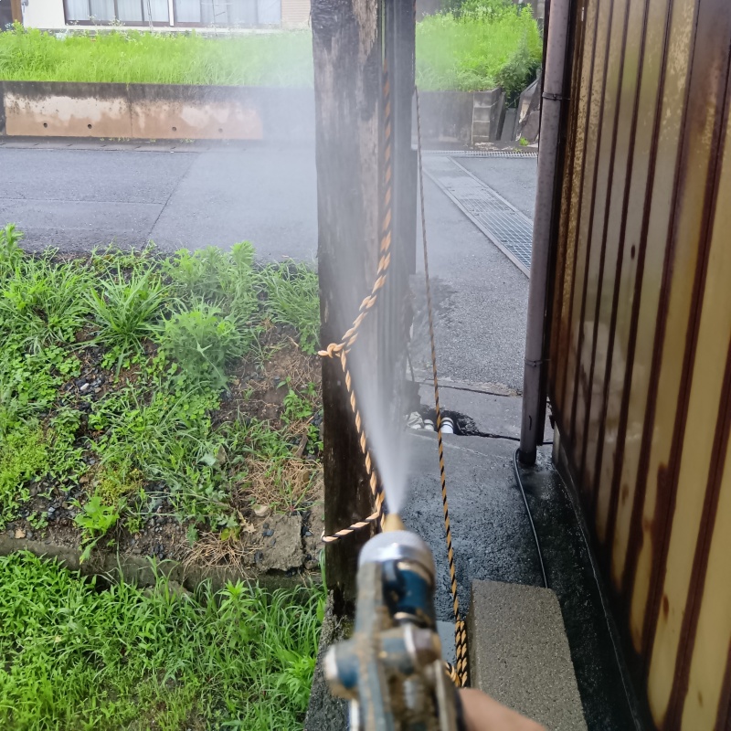 屋外の木材にシロアリ駆除剤を散布