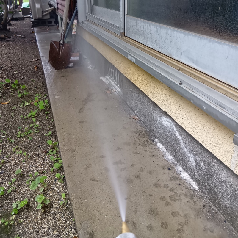 屋外の地面にシロアリ駆除剤を散布