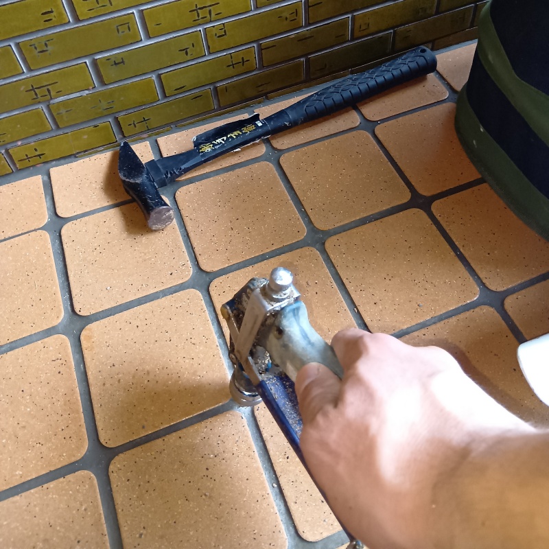 床にシロアリ駆除剤を注入