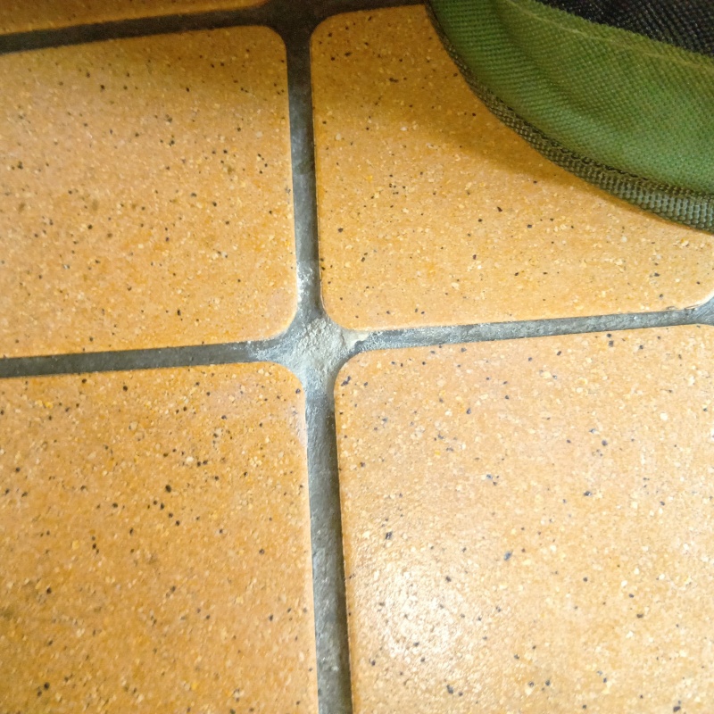 開けた穴を修復した様子