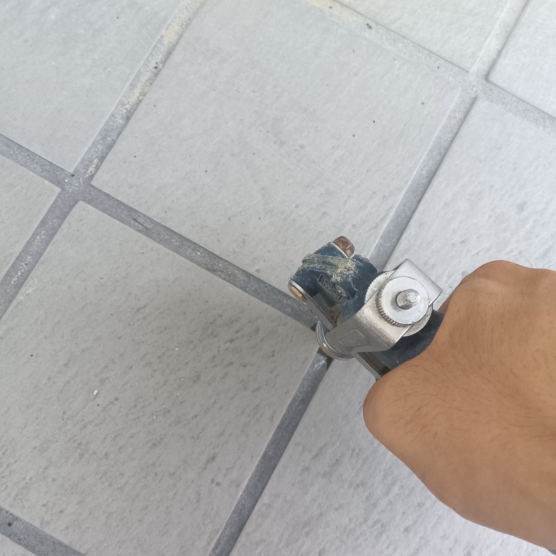 床にシロアリ駆除剤を注入
