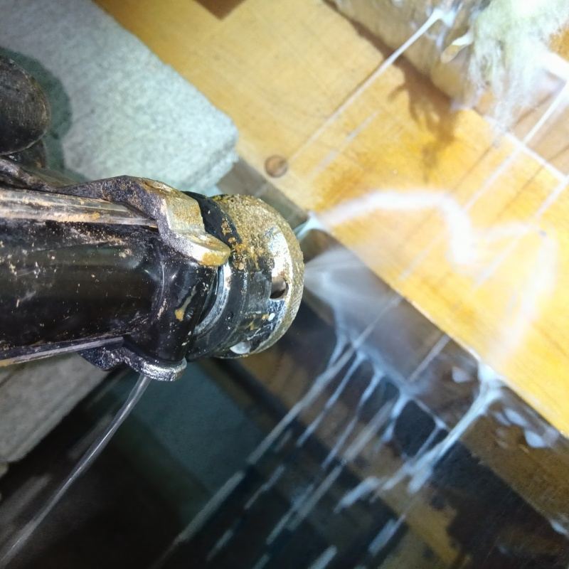 床下の木材にシロアリ駆除剤を散布