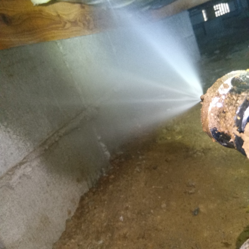 床下の木材にシロアリ駆除剤を散布