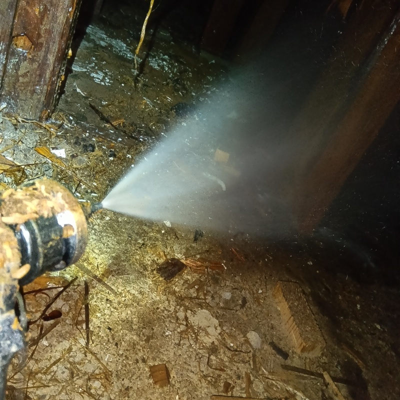 床下の地面にシロアリ駆除剤を散布