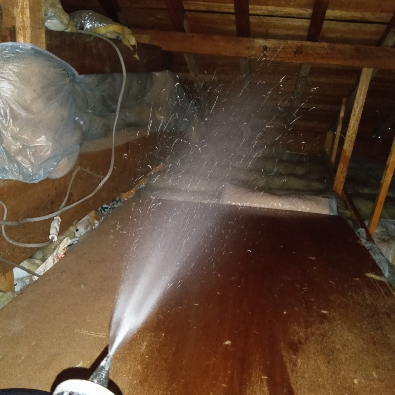 屋根裏にシロアリ駆除剤を散布