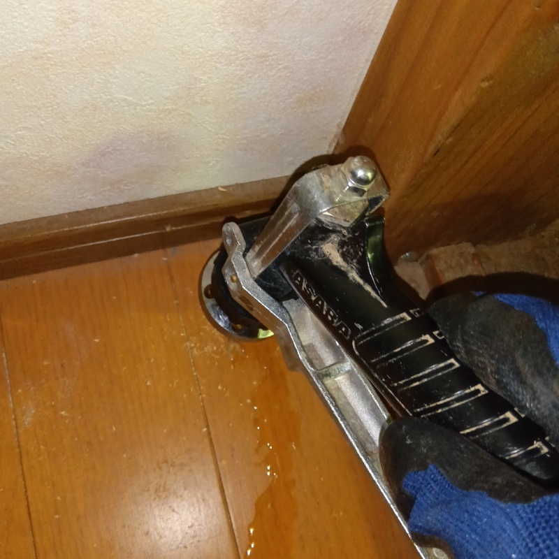 床にシロアリ駆除剤を注入