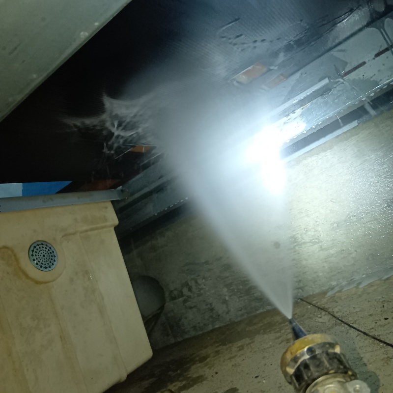 床下の木材にシロアリ駆除剤を散布