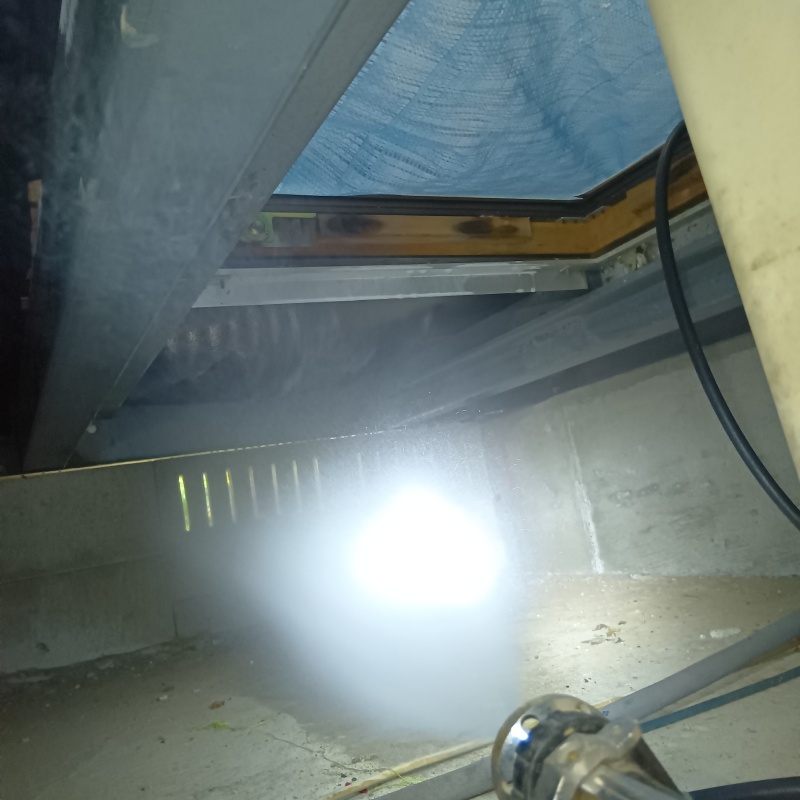 床下の木材にシロアリ駆除剤を散布