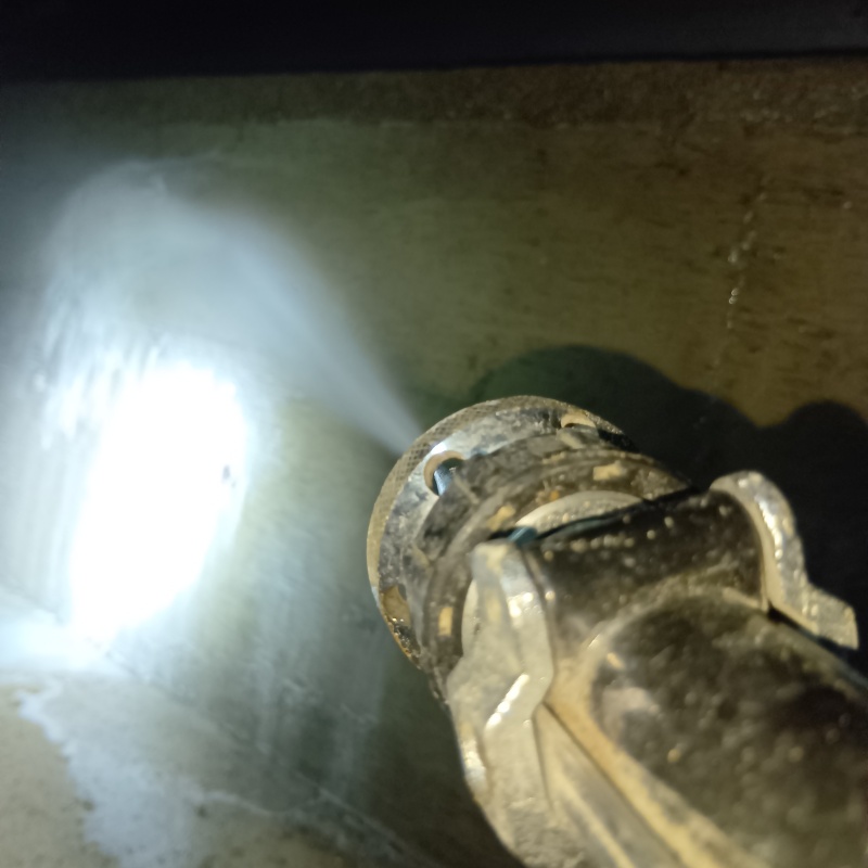 床下の基礎部分にシロアリ駆除剤を散布