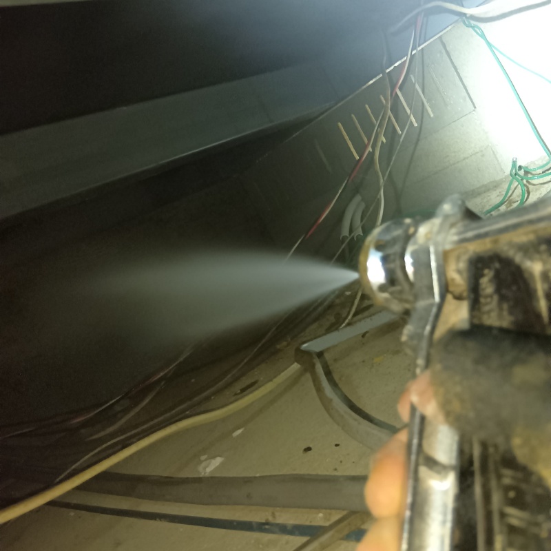 天井裏にシロアリ駆除剤を散布