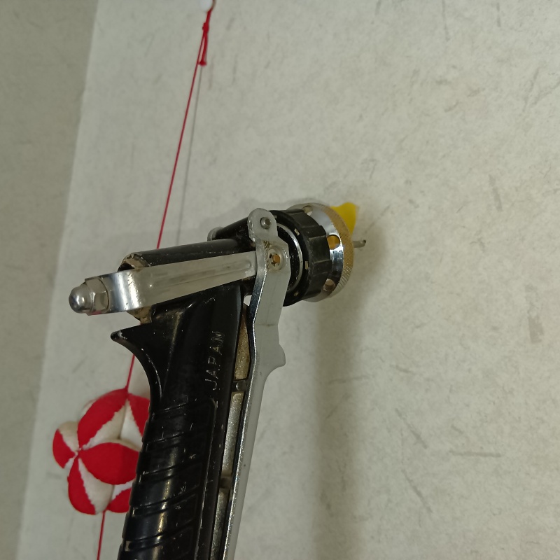 壁にシロアリ駆除剤を注入