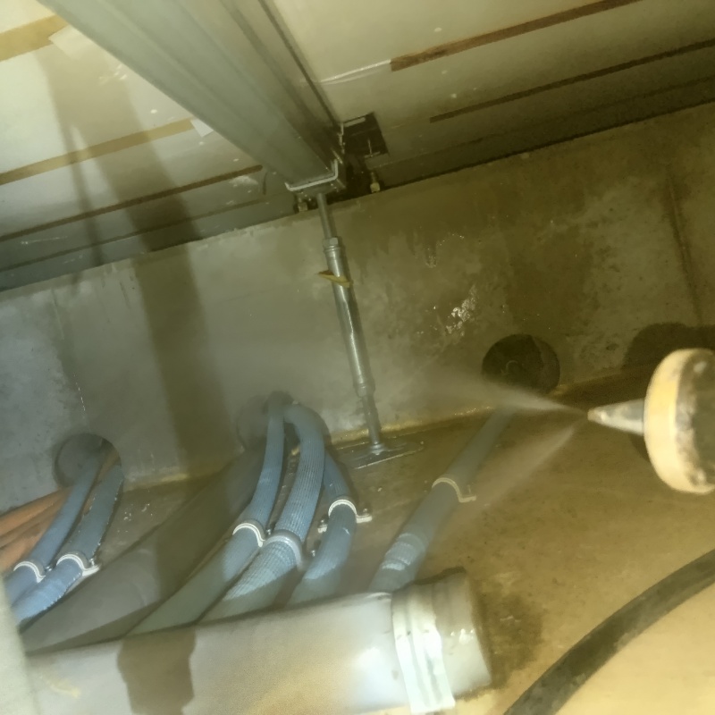 床下の木材に防蟻剤を散布