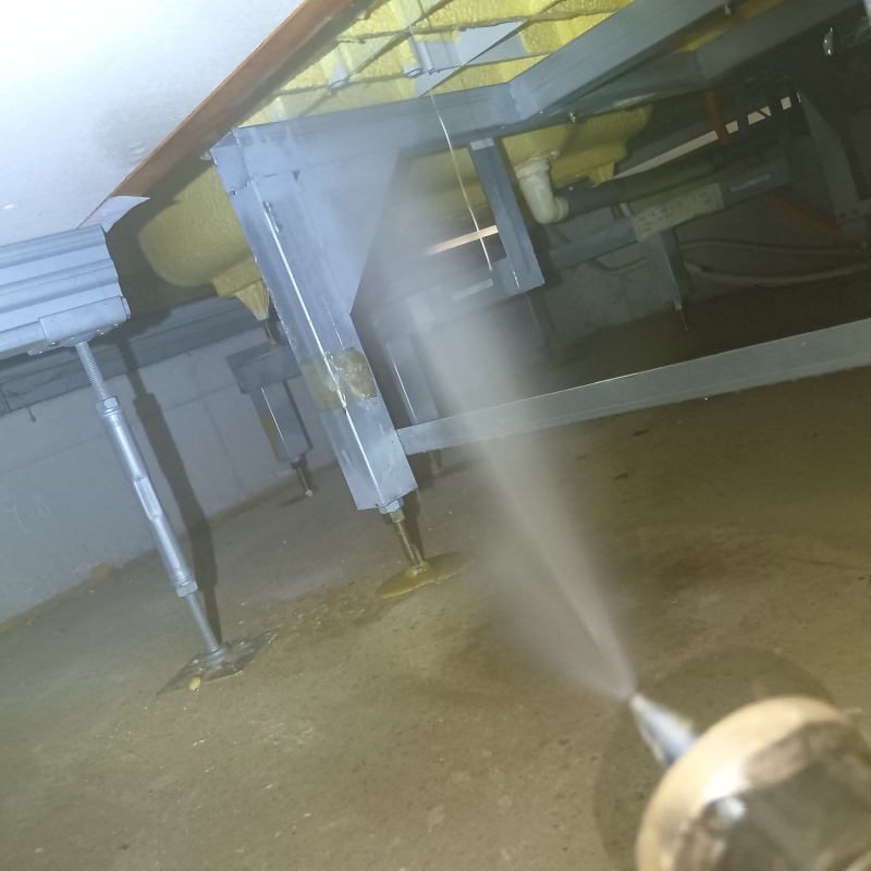 床下の木材に防蟻剤を散布