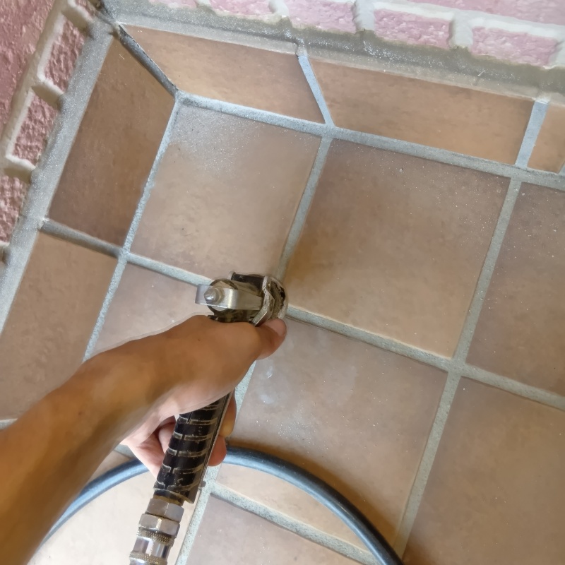 床に防蟻剤を注入