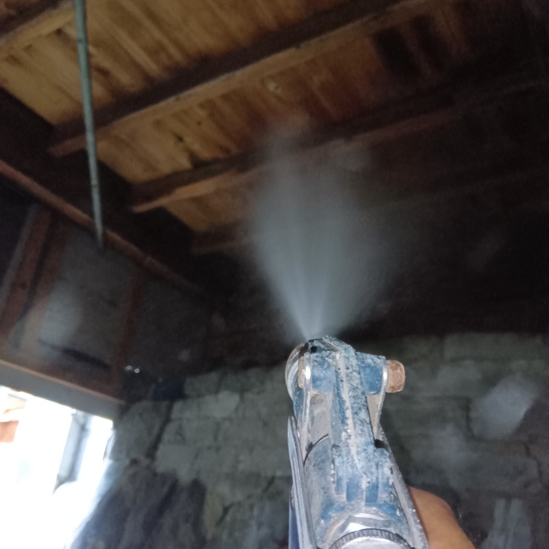 床下の木材にシロアリ駆除剤を散布