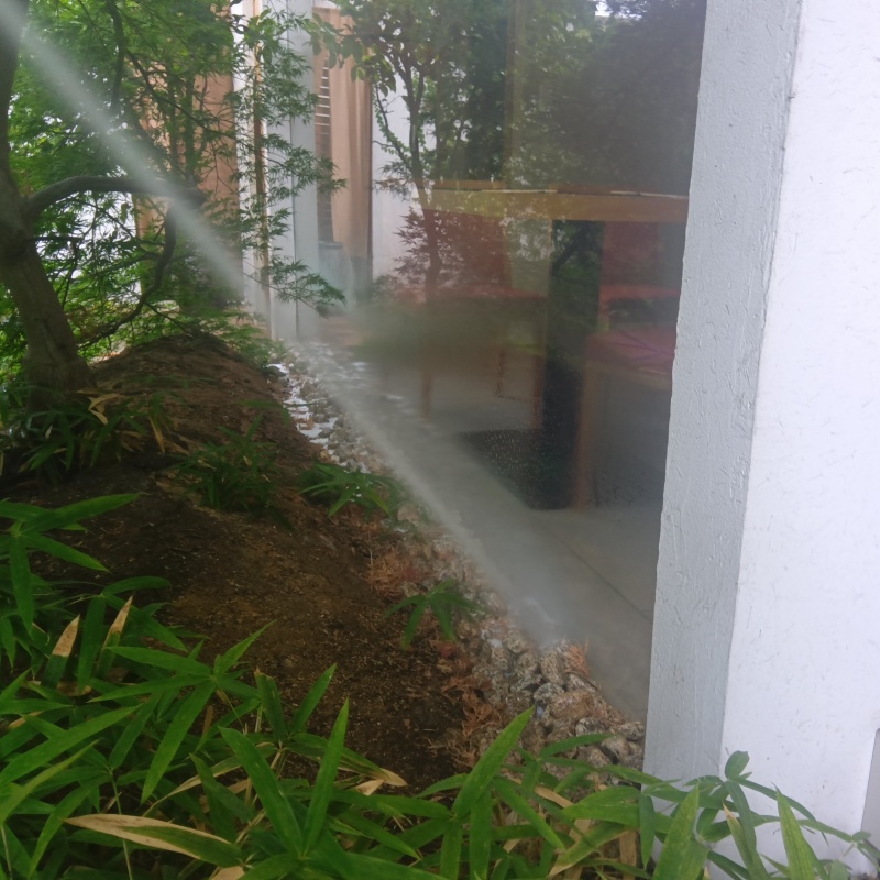 建物の外周にシロアリ駆除剤を散布