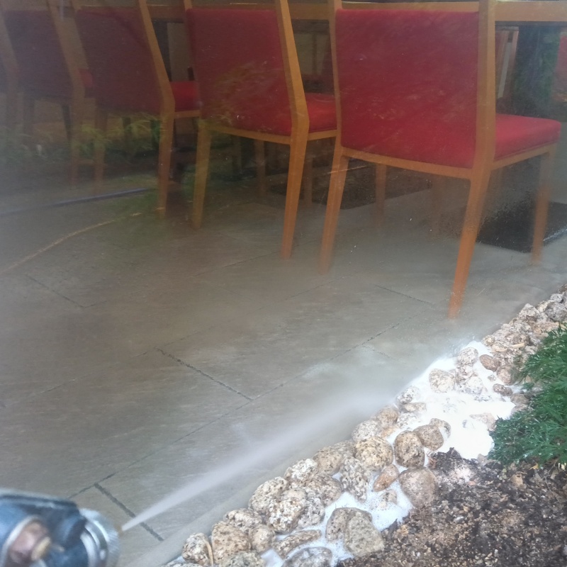 建物の外周にシロアリ駆除剤を散布