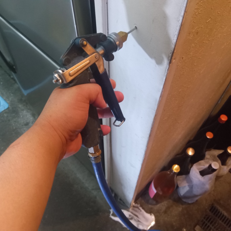 壁にシロアリ駆除剤を注入