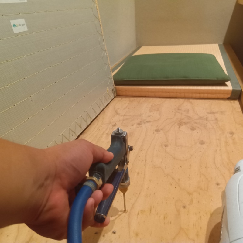 床にシロアリ駆除剤を注入