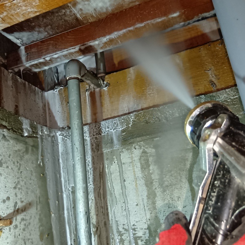 床下の木材にシロアリ駆除剤を散布