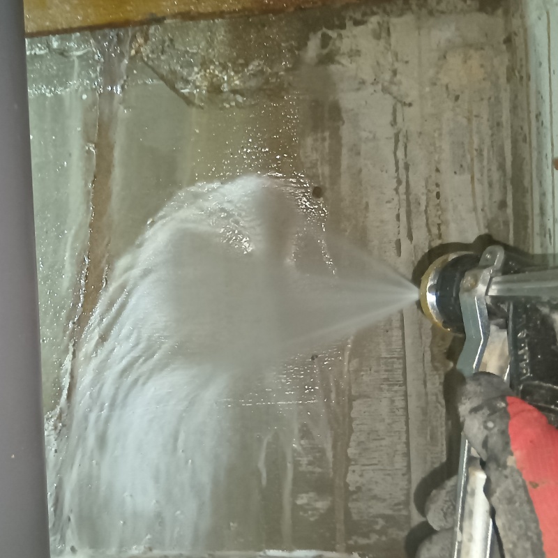 床下の基礎部分にシロアリ駆除剤を散布