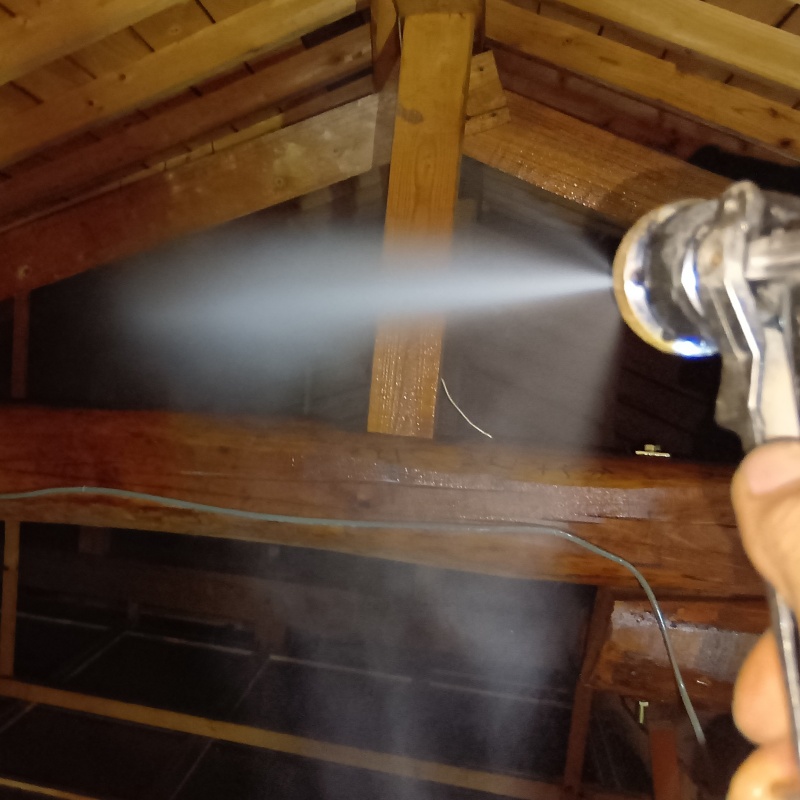 屋根裏にシロアリ駆除剤を散布