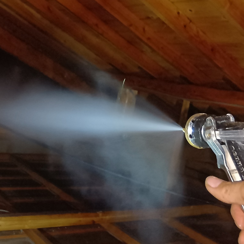屋根裏にシロアリ駆除剤を散布