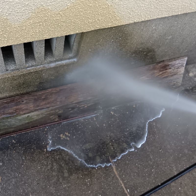 屋外の地面にシロアリ駆除剤を散布