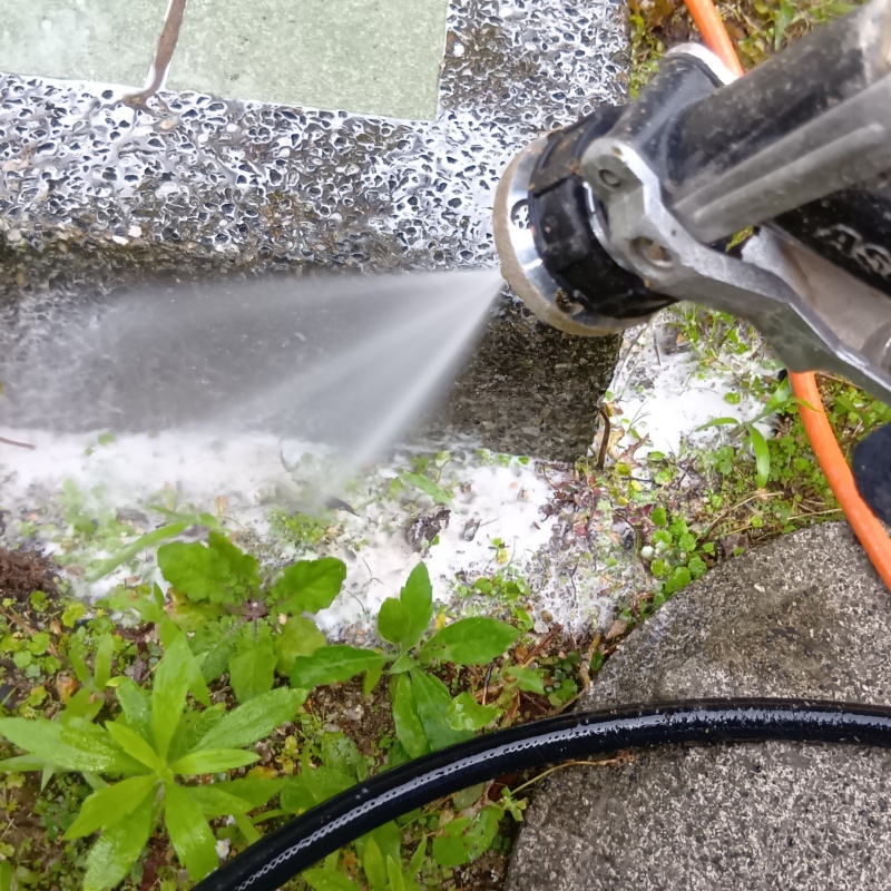 屋外の地面にシロアリ駆除剤を散布