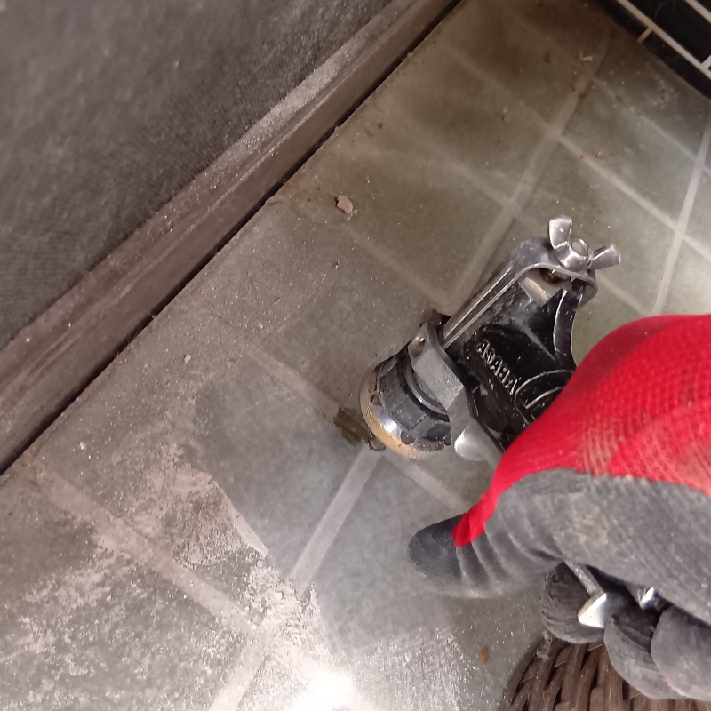 床にシロアリ駆除剤を注入