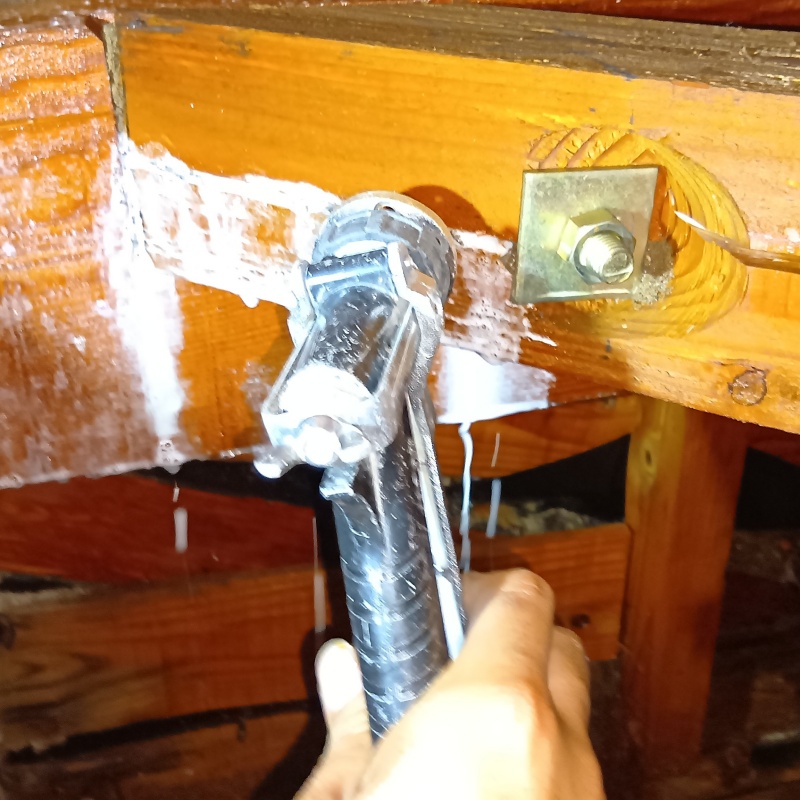 柱にシロアリ駆除剤を注入