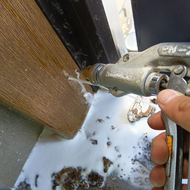 傷んだ柱にシロアリ駆除剤を注入