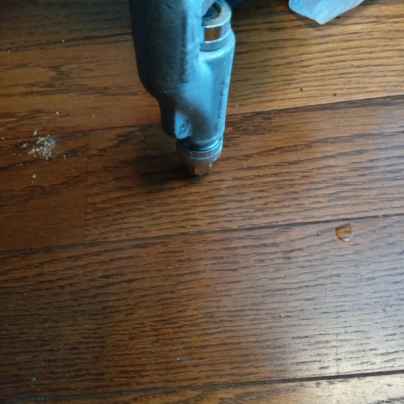 床にシロアリ駆除剤を注入