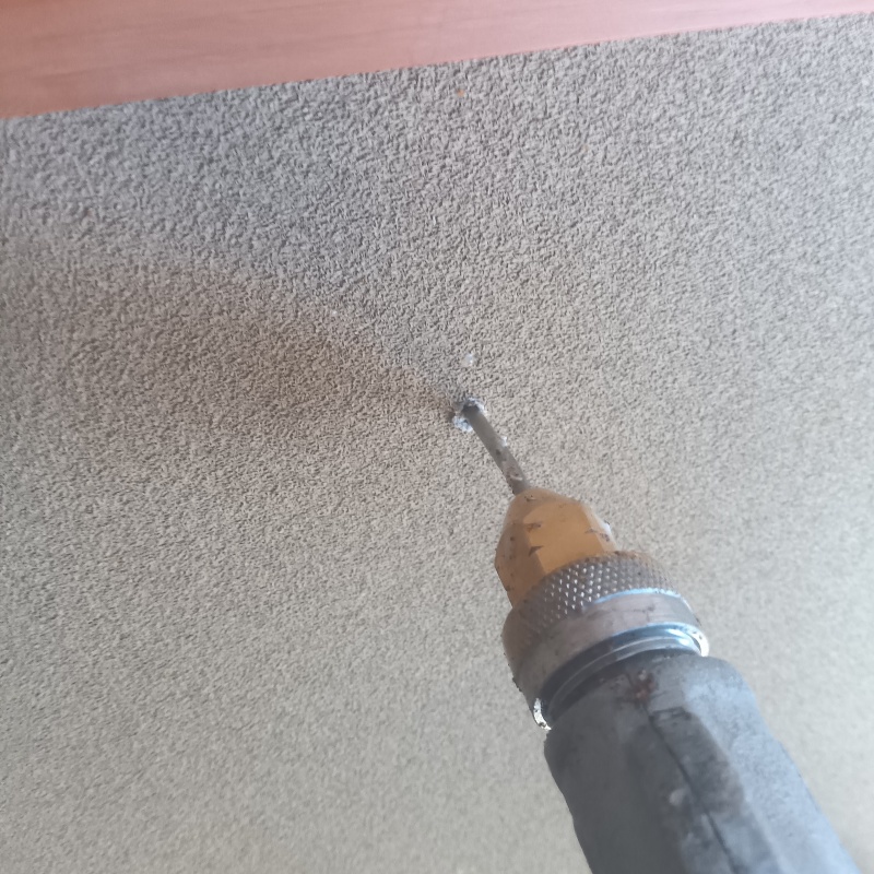 壁にシロアリ駆除剤を注入