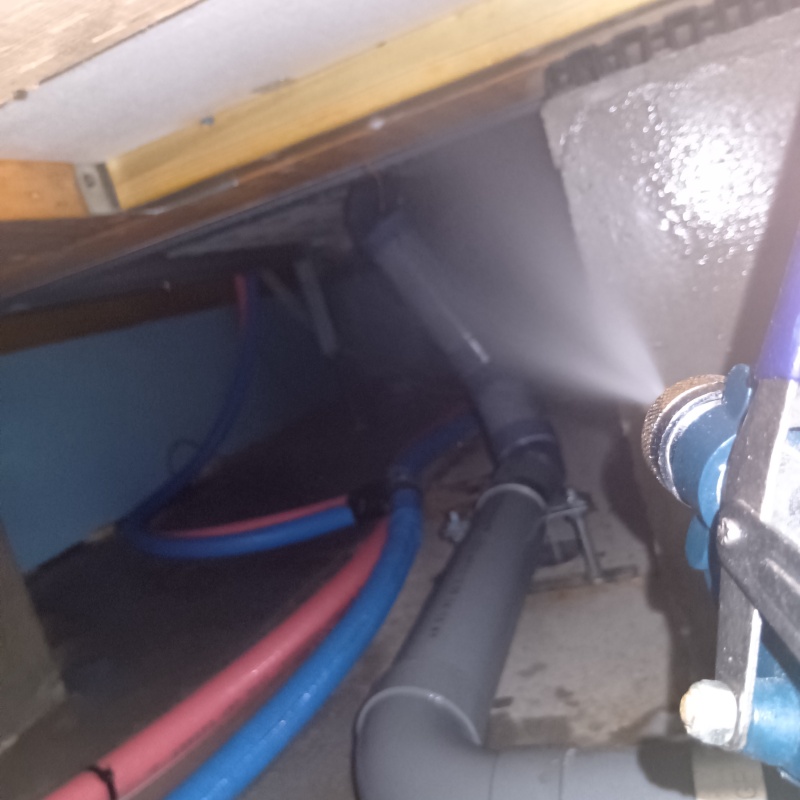 床下の木材にシロアリ駆除剤を散布