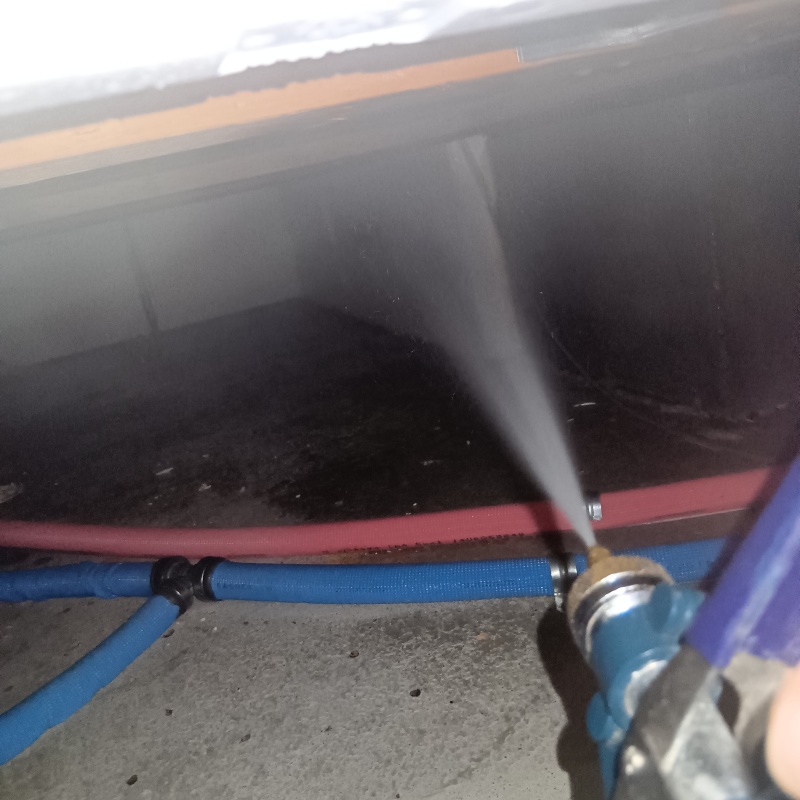 床下の木材にシロアリ駆除剤を散布