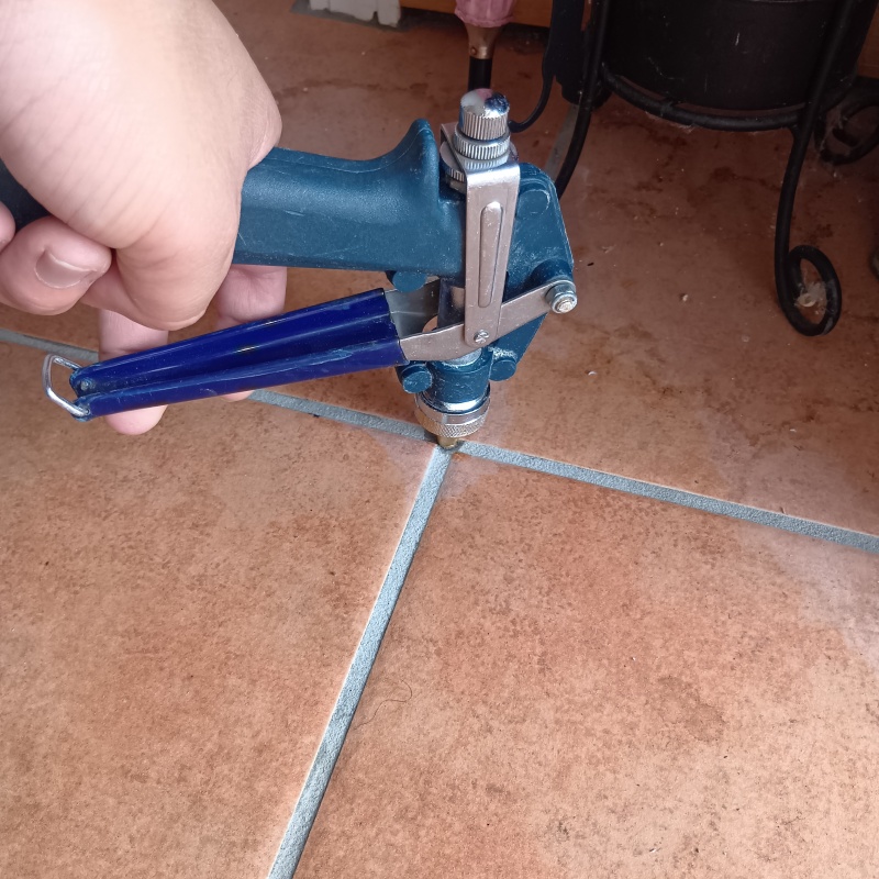 床にシロアリ駆除剤を注入