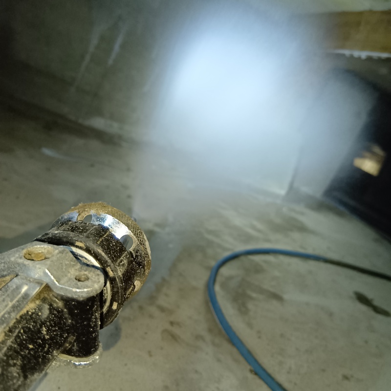 床下の木材にシロアリ駆除剤を散布