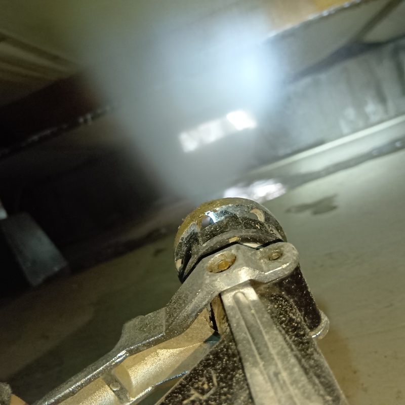 床下の木材にシロアリ駆除剤を散布