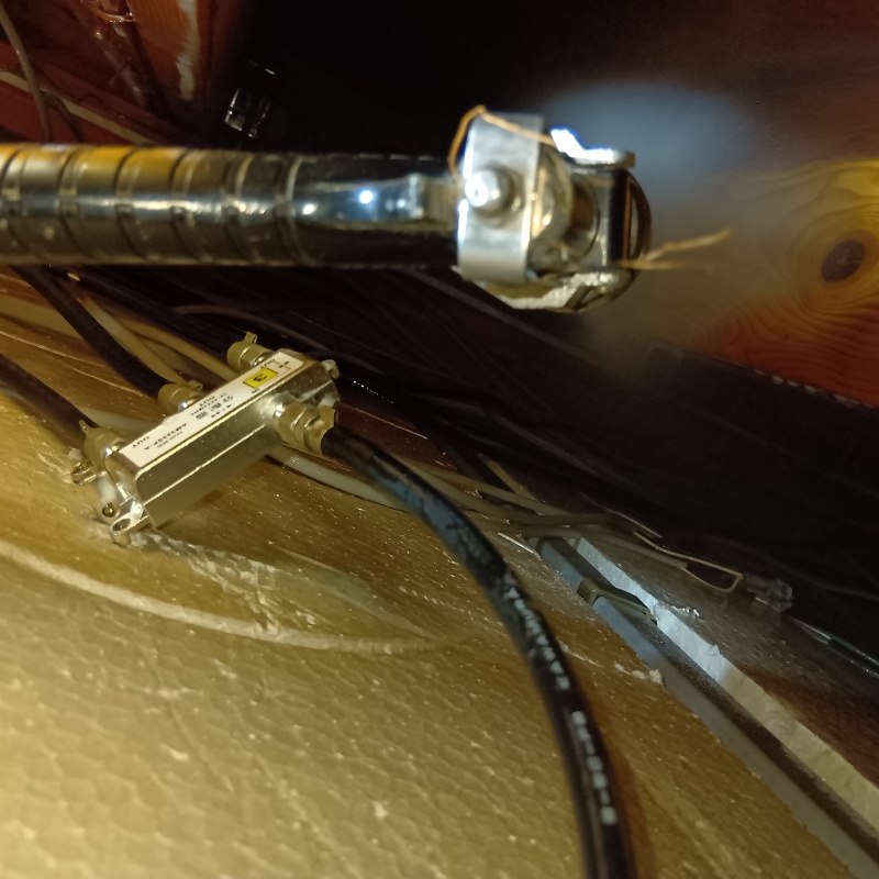 天井裏にシロアリ駆除剤を散布