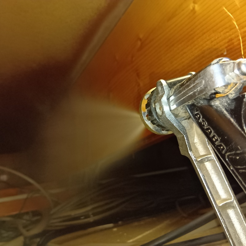 天井裏にシロアリ駆除剤を散布