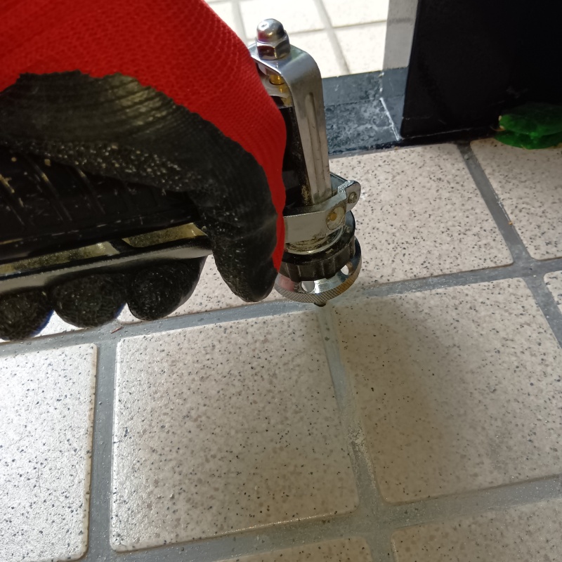 床にシロアリ駆除剤を注入