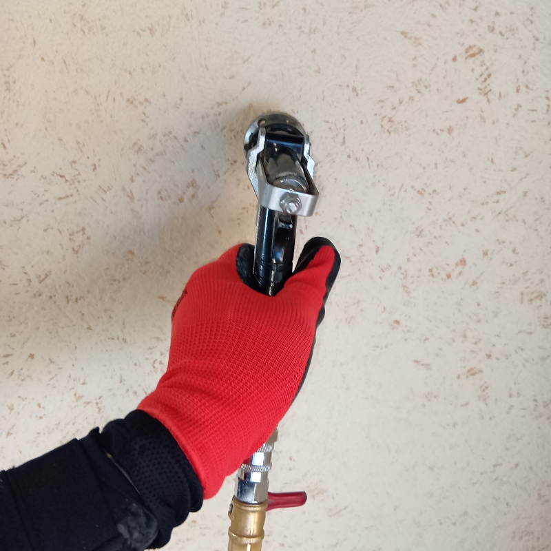 壁にシロアリ駆除剤を注入