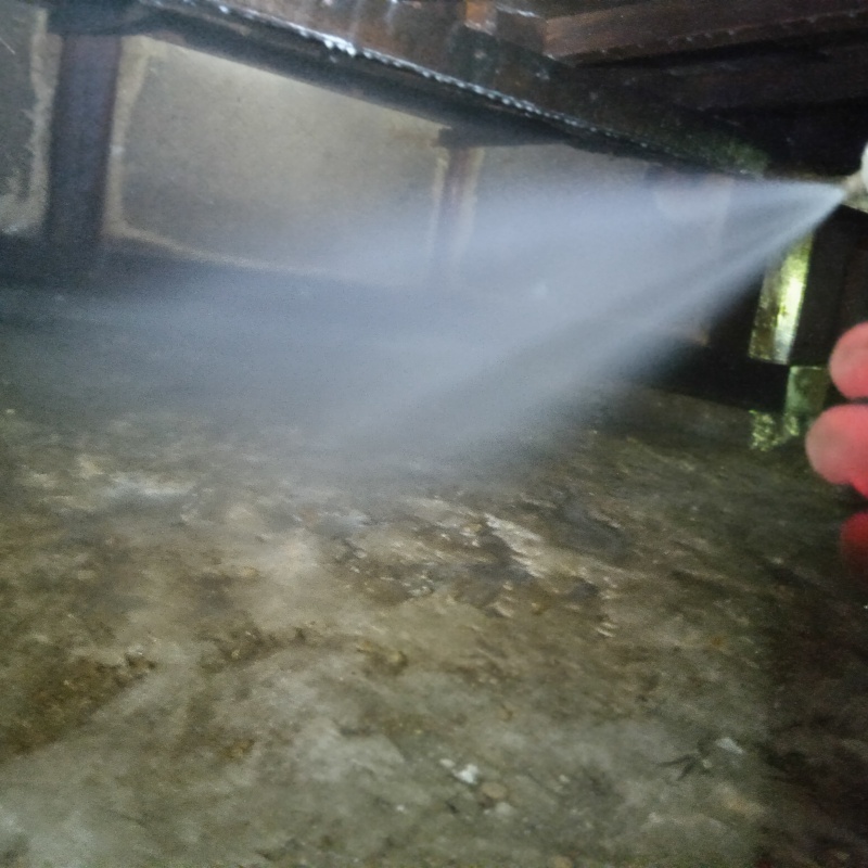 床下の地面にシロアリ駆除剤を散布