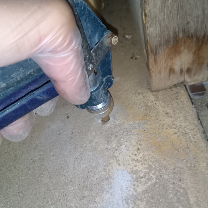 床にシロアリ駆除剤を注入